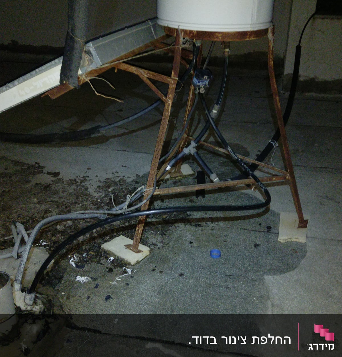 צינורות מים מחוברים לדוד על גג